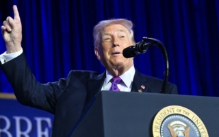 川普坐飞机为何不睡觉 答案令早餐会笑声一片