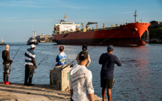 报告：古巴石油储备仅够维持15至20天