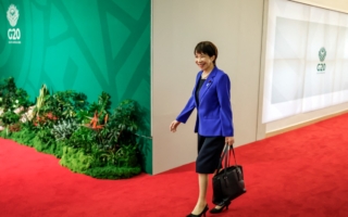 受日本年轻人追捧 高市早苗黑皮包卖断货