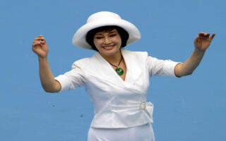 刘晓庆直播写毛笔字 作品售卖价格引热议