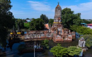 组图：泰国大城府洪水泛滥 数十座古庙被淹