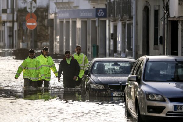组图：强风暴袭西班牙葡萄牙 多地洪水泛滥