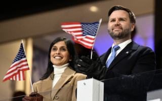 万斯夫妇现身冬奥会开幕式 领衔美国代表团