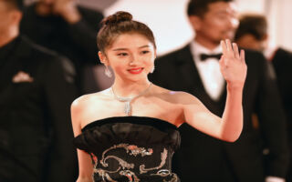 关晓彤微博之夜颁奖 细高鞋跟牢牢卡在舞台上