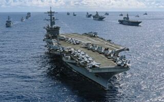 美军庞大舰队逼近伊朗 释放两大信号