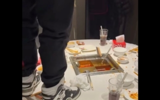 因“小便门”事件 海底捞预赔超千万