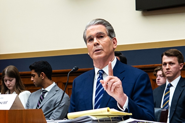 美财长：将从中共手中夺回关键产业主权