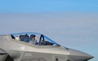 2026年美国空军战机飞行员的薪资有多少？