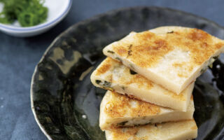 金黄酥香“厚片葱油饼”咬一口回味无穷