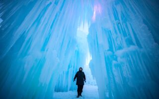 组图：童话般冰雪城堡 让游客尽享冬日奇景