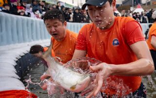 组图：韩国山鳟鱼庆典 数万游客享冰钓乐趣