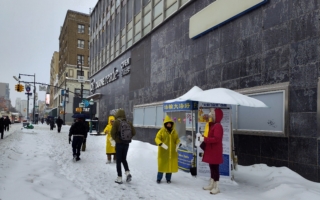 组图：纽约法轮功学员风雪无阻讲真相