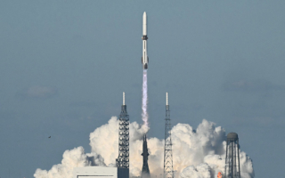 蓝色起源火箭成功部署双卫星 回收助推器