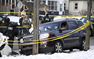 美国明州女子开车撞ICE探员 遭枪击致死