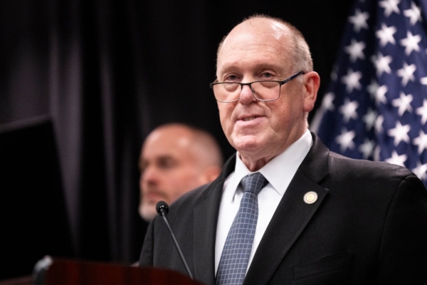 霍曼：川普同意结束明州大规模移民执法行动