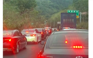 中国第一波返乡过年的大军又被堵在路上