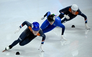 如何打造最硬最冷的冬奥速滑赛场冰层？