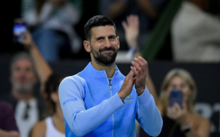 马里宁冬奥喜遇偶像 四周跳让球王惊到抱头