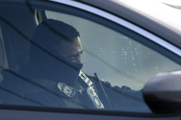 霍曼拒绝摘面罩提议 因特工遭威胁暴增80倍