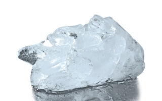 美国货车行驶时 挡风玻璃遭飞来冰块砸穿