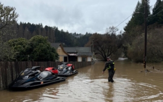强风暴扫南加州 洪水泥流警报 威胁数百万人