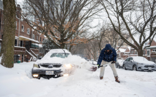 风暴系统席卷美国东南部 引发龙卷风警报