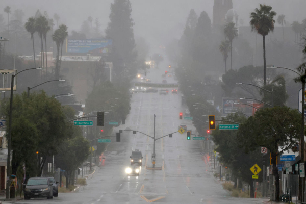 冬季强风暴袭加州 暴雨大雪严重影响陆空交通