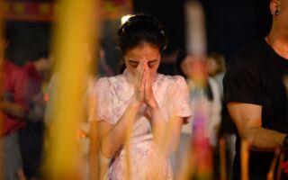 组图：马年伊始 海内外华人烧香祈福迎新岁