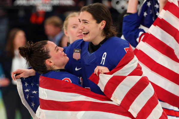 美国女子冰球队冬奥夺金 击败加拿大