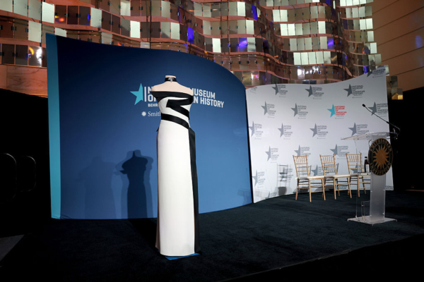 梅拉尼娅将第二套就职礼服捐赠博物馆