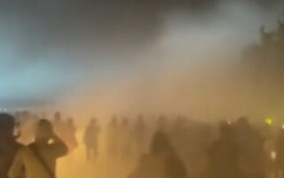 甘肃敦煌开演唱会 沙尘暴突来袭 万人逃离