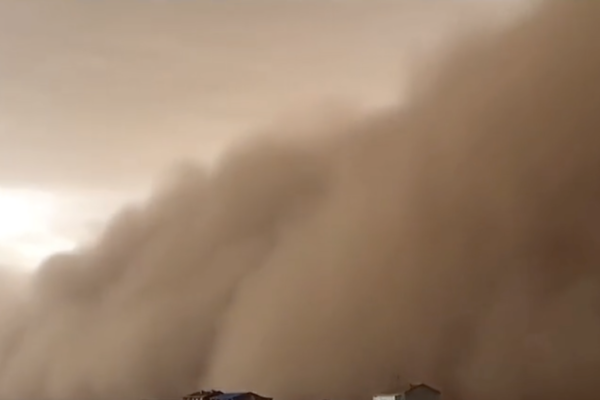 近半中国覆沙尘 北京罕现“蓝太阳”