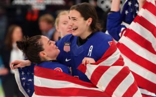美国女子冰球队冬奥夺金 击败加拿大