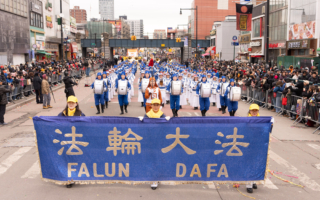 组图：纽约新年游行盛大登场 法轮功队伍亮眼