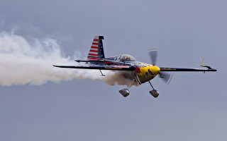史上首见 飞行员驾小飞机降落行进中火车上