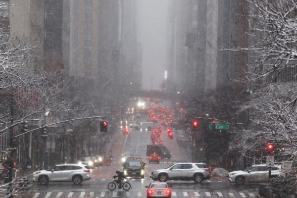 应对超强暴风雪 纽约市暂时关闭道路及桥梁