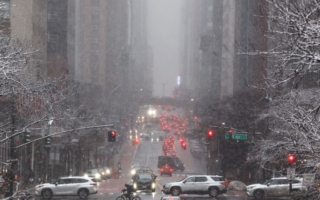 应对超强暴风雪 纽约市暂时关闭道路及桥梁