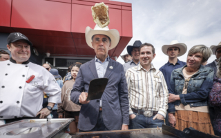 首次参加牛仔节 加国总理卡尼翻松饼“失手”