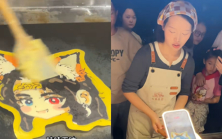 成都女子卖卡通煎饼走红 网友热议