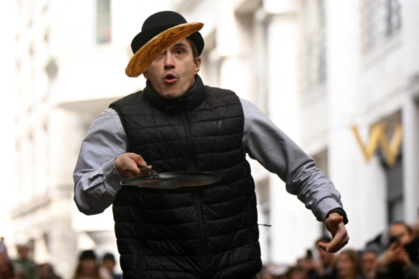 组图：英国各地上演抛煎饼大赛 妙趣横生