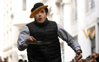 组图:英国各地上演抛煎饼大赛 妙趣横生