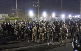 芝加哥ICE设施遭围攻 示威者带枪抗议执法