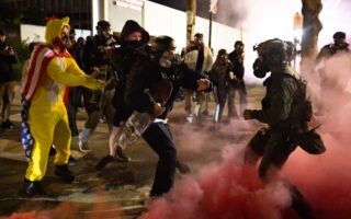 组图：波特兰ICE设施外暴力示威持续