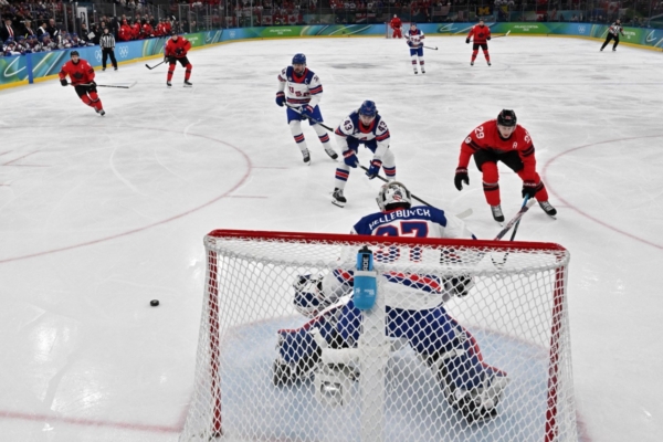 美男子冰球夺冠 海格塞斯将防长头衔授予门将