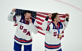 美国男子冰球队46年来冬奥首次摘金 川普祝贺