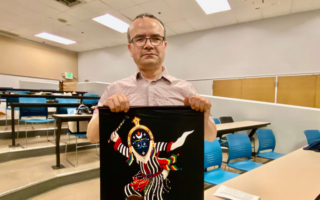 伯克利放映纪录片《在面具后》 对话维吾尔语言学家