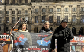 悼念乌市大火三周年 荷兰维吾尔人焚烧习画像