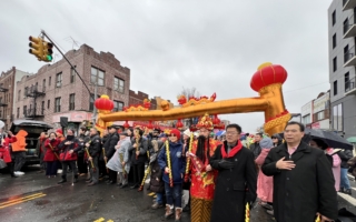 雨中迎新岁:班森贺游行展社区凝聚力