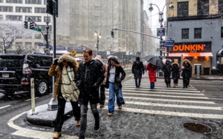 极端寒流逐渐缓解 融雪带来新的风险