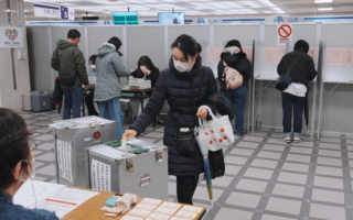 强烈寒流来袭 日本众院选举投票率受关注